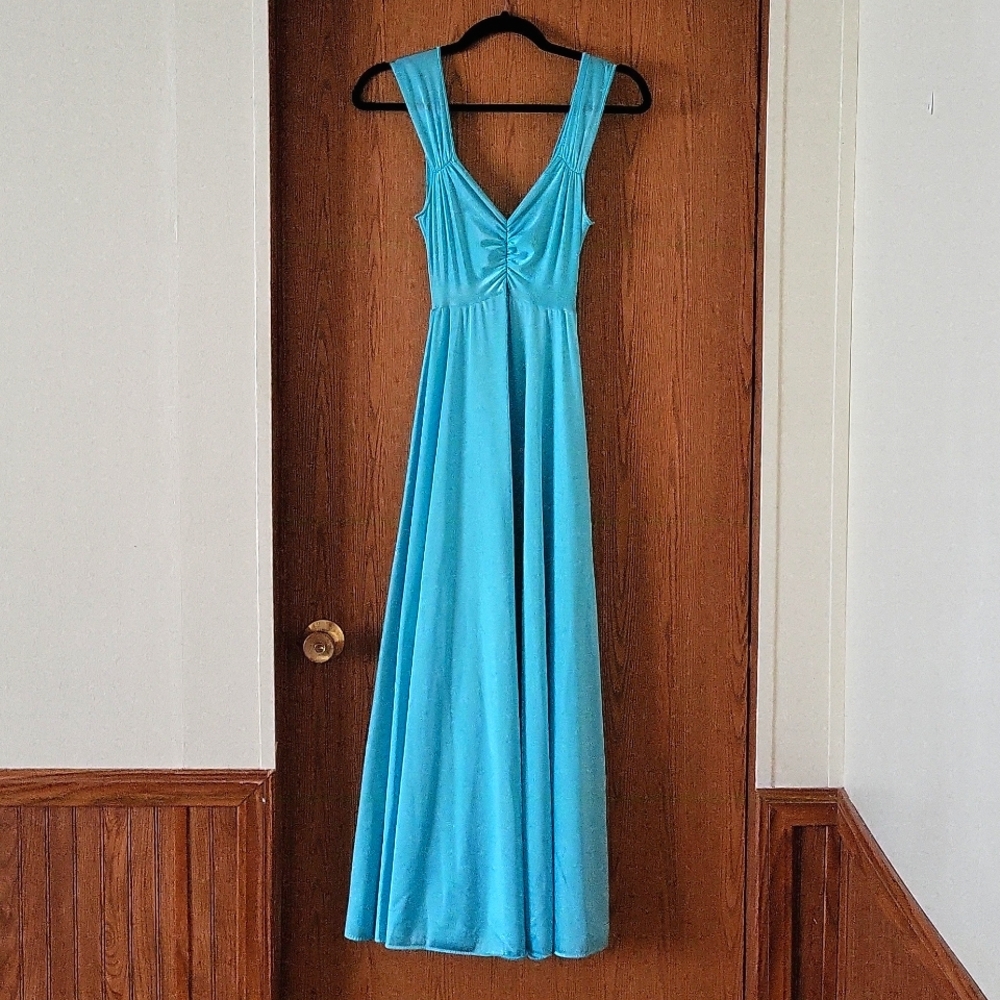 ☆EUC☆ Vintage Olga nightgown. Size Small. Aqua in color.